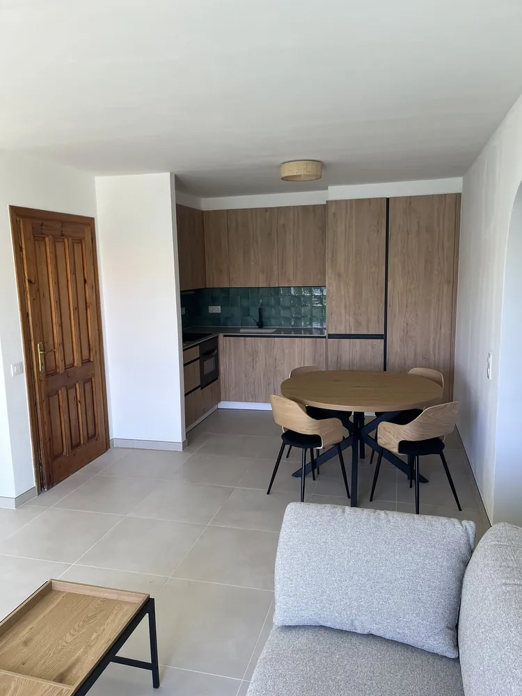 Cocina abierta al comedor tras la reforma del apartamento