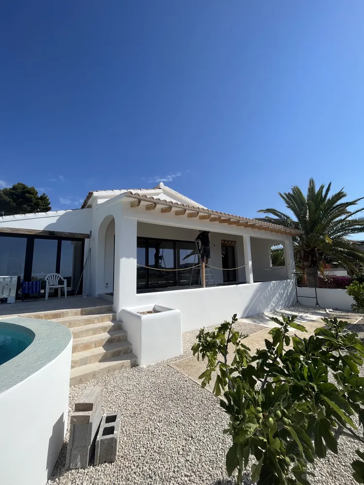 Vivienda con porche de madera y piscina, terminado, en la Marina Alta
