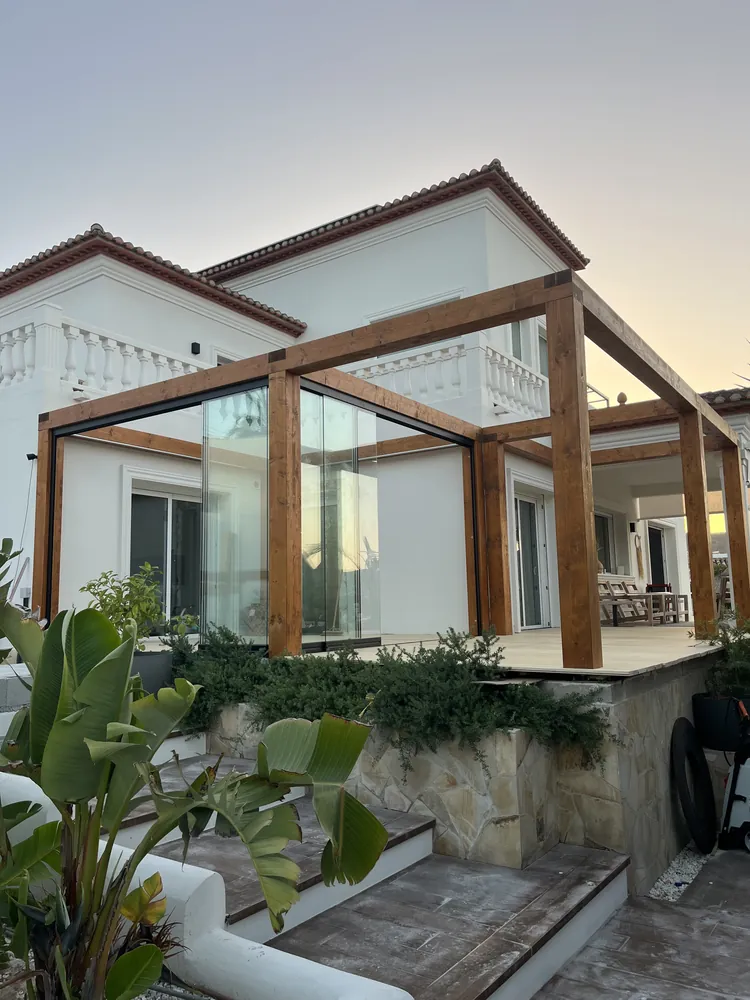 Porche acristalado terminado al atardecer en una vivienda de la Marina Alta