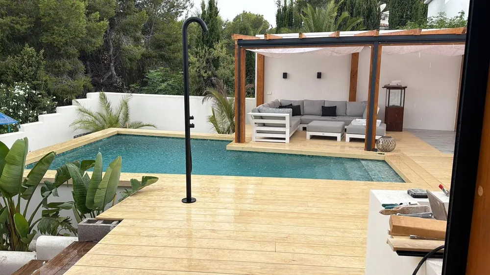 Piscina nueva con pérgola y terraza de madera en Moraira