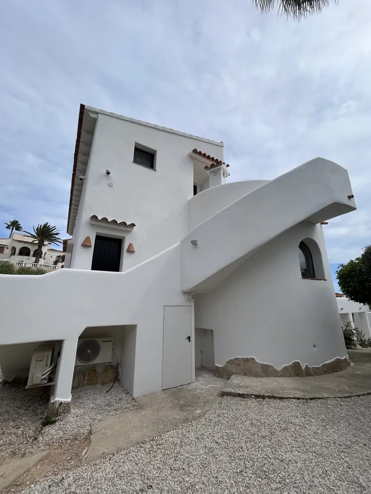 Fachada terminada con formas curvas de estilo ibicenco en San Jaime