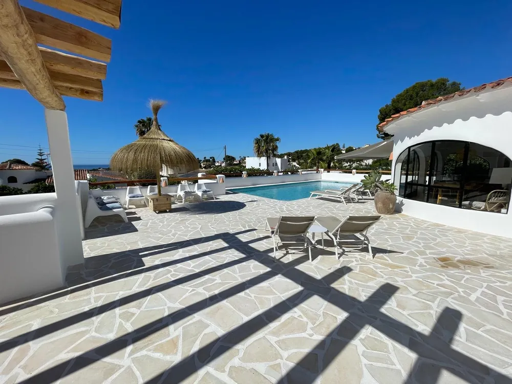 Terraza y solárium terminados junto a la piscina en San Jaime