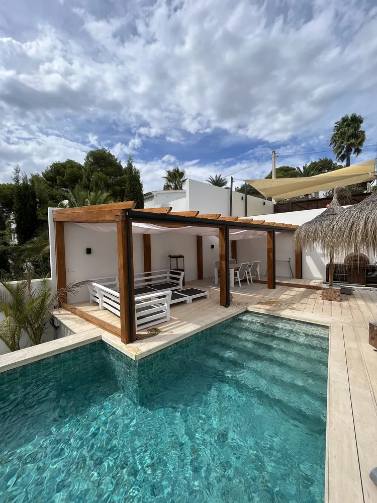 Porche de madera y cubierta sobre la terraza de una vivienda en Moraira